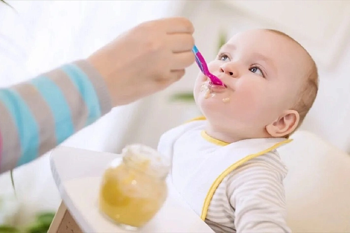 Когда ребёнка следует начинать кормить рыбой