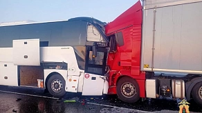 В крупном ДТП под Рязанью столкнулись автобус и грузовик с прицепом