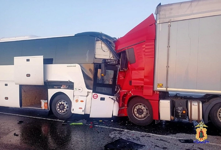 В крупном ДТП под Рязанью столкнулись автобус и грузовик с прицепом