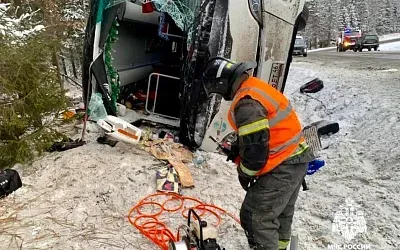 В Карелии перевернулся туристический автобус: пострадали 7 человек