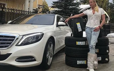 Приставы наложили арест на машины Волочковой