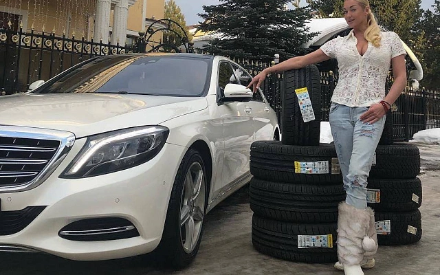 Приставы наложили арест на машины Волочковой