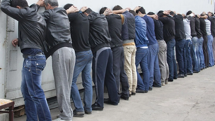 В Петербурге пятерых полицейских заподозрили в легализации мигрантов