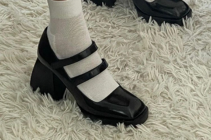 Мода отказывается от неудобных каблуков в пользу устойчивости и комфорта