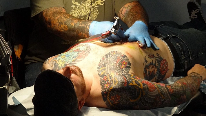 Татуировщикам без медицинского образования могут запретить работать в России