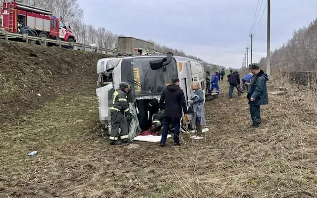 В Саратовской области перевернулся автобус с детьми