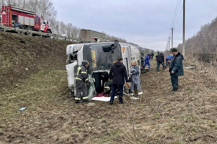 В Саратовской области перевернулся автобус с детьми