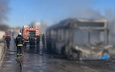 В Севастополе после атаки БПЛА загорелся рейсовый автобус