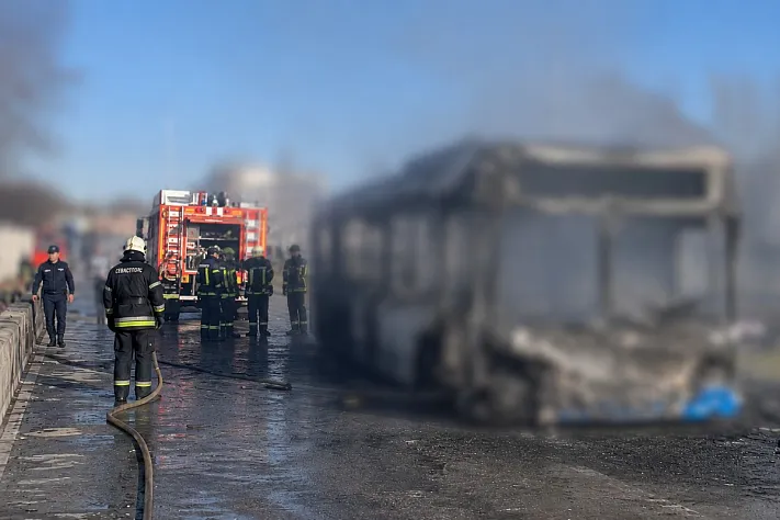 В Севастополе после атаки БПЛА загорелся рейсовый автобус
