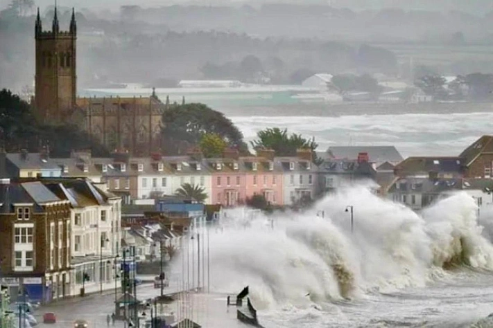 Шторм «Чандра» вызвал наводнения в Великобритании и сорвал работу транспорта