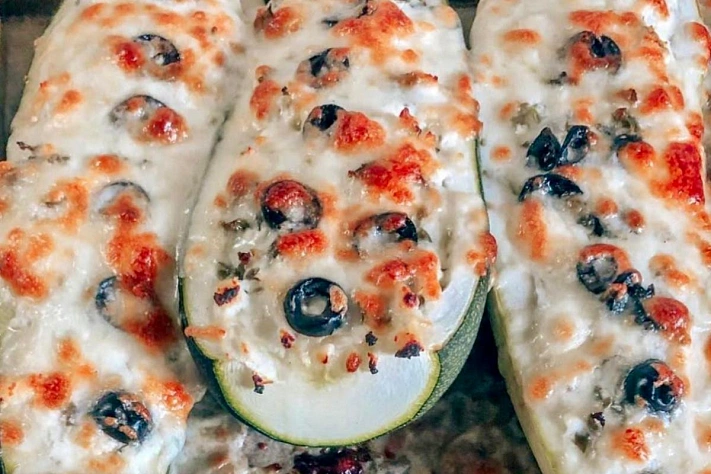 Кабачки, фаршированные творогом и сулугуни