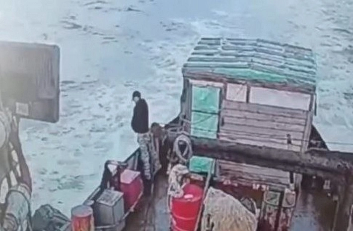 На Дальнем Востоке мужчина выпал с судна во время похода в туалет