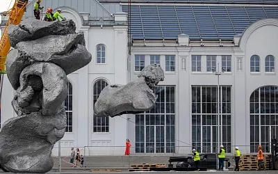 В Москве демонтируют знаменитую скульптуру Урса Фишера