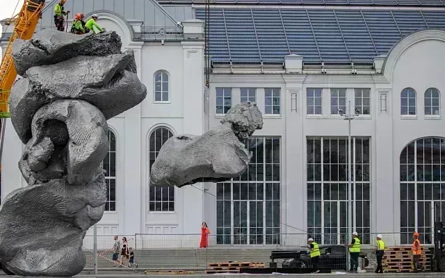 В Москве демонтируют знаменитую скульптуру Урса Фишера