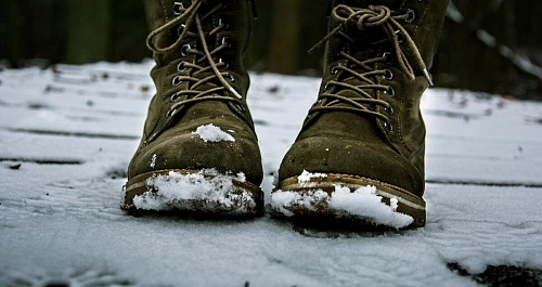 Зимний уход за обувью: как защитить любимую пару от реагентов и слякоти