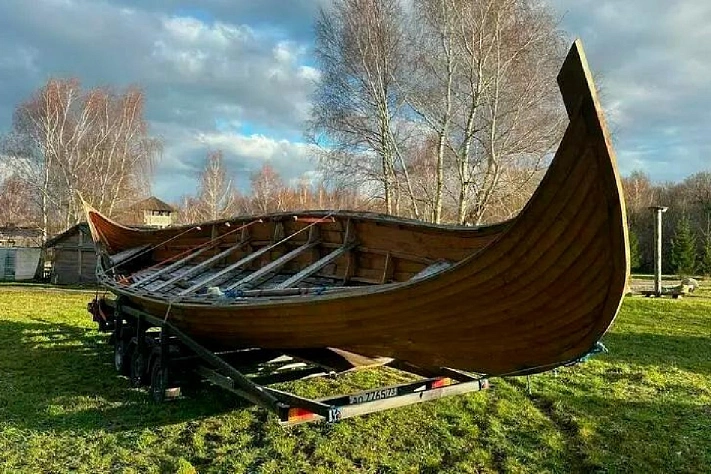 Ладью, построенную по технологиям IX века, доставили в Калининградскую область