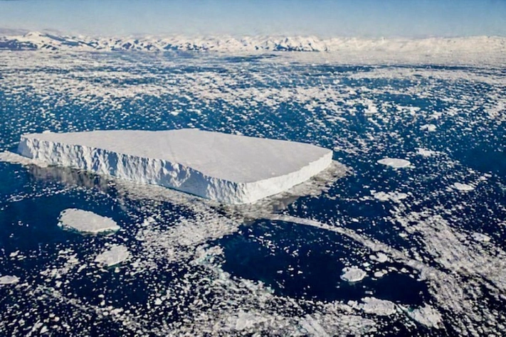 Крупнейший айсберг мира распался, но не исчез мгновенно