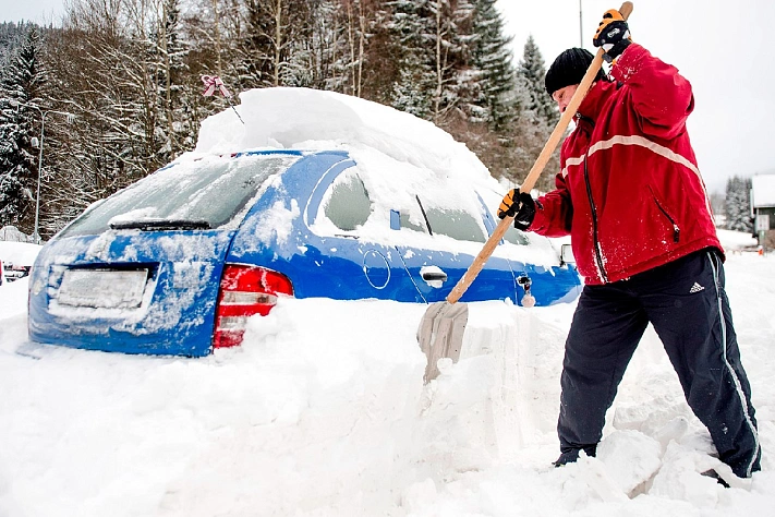 МЧС России дало пошаговую инструкцию по спасению автомобиля, засыпанного снегом 
