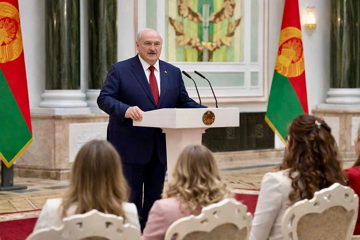 Лукашенко предложил женщинам жаловаться ему в TikTok