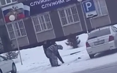 В Камне-на-Оби полицейские устроили разборку в центре города