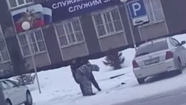 В Камне-на-Оби полицейские устроили разборку в центре города