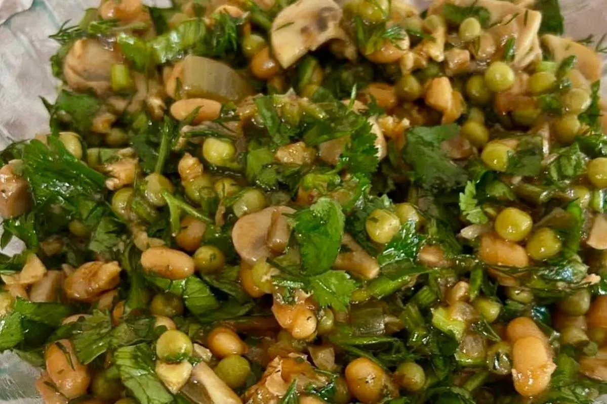 Постный салат с фасолью и горохом: просто, сытно и полезно
