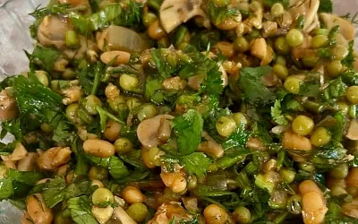 Постный салат с фасолью и горохом: просто, сытно и полезно