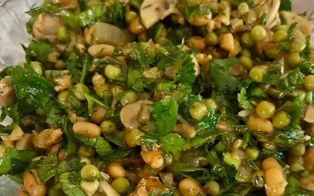 Постный салат с фасолью и горохом: просто, сытно и полезно