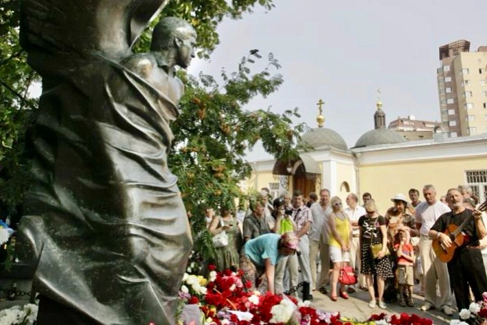 Биографии Булгакова и Высоцкого получили возростную маркировку