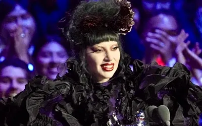 Леди Гага на VMA‑2025: красный манифест поп‑театра