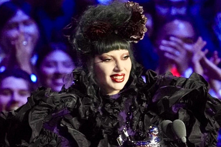 Леди Гага на VMA‑2025: красный манифест поп‑театра