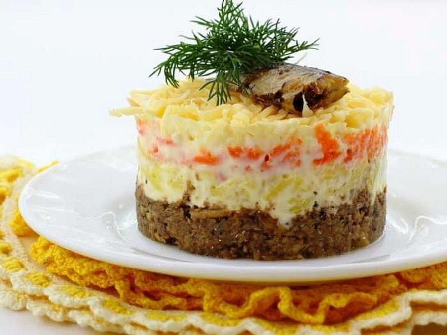 Вкусные салатики со шпротами и сухариками — рецепты на праздничный стол