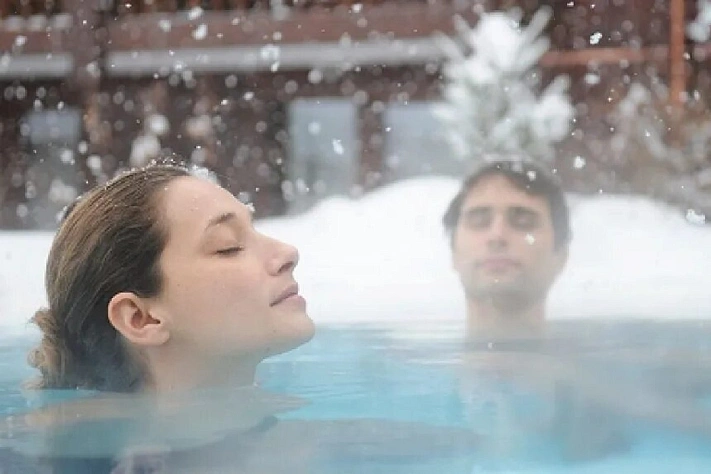 Врач предупредил об опасности зимнего купания в открытых бассейнах без шапки