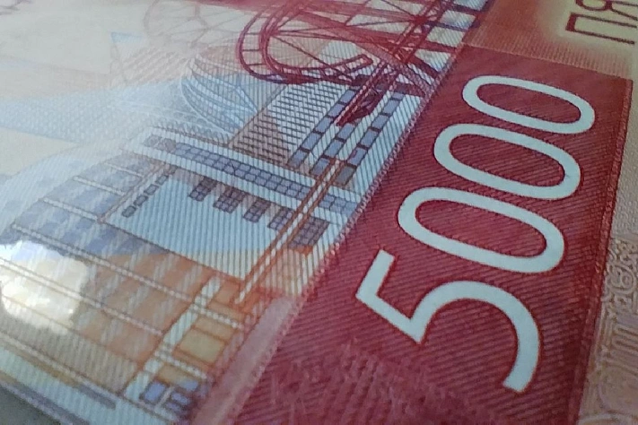 За январь россияне сняли со счетов 1,6 трлн рублей