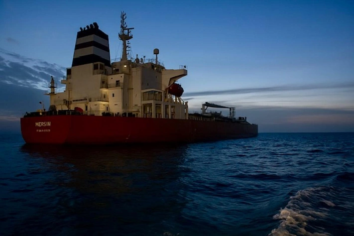 Танкер у берегов Сенегала подал сигнал бедствия