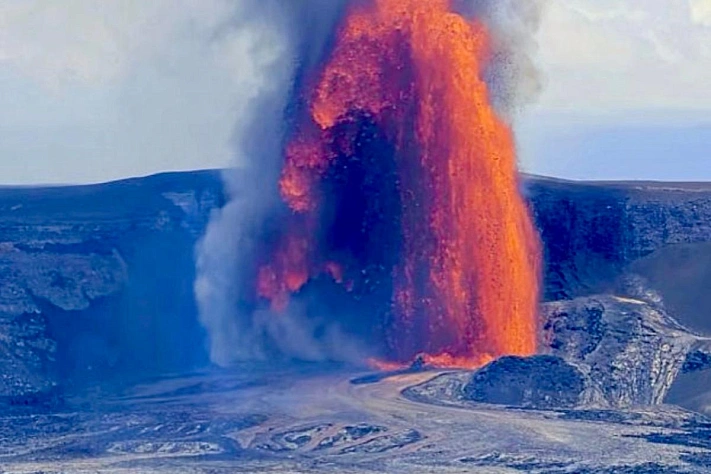 Извержение Килауэа: над кратером поднялся 370-метровый фонтан лавы