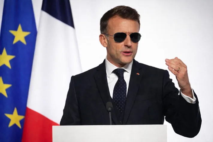 Макрон пригрозил ответом на тарифы Трампа из-за Гренландии