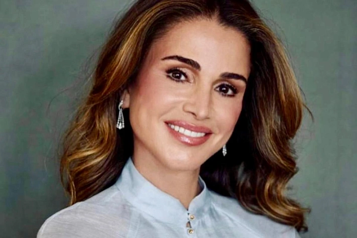 Королева Рания вышла в свет без короны и это выглядит точнее любых регалий