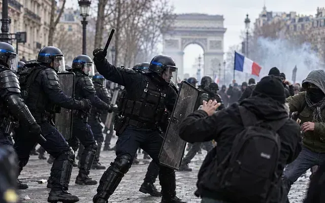 Франция встречает Хэллоуин на фоне новых протестов