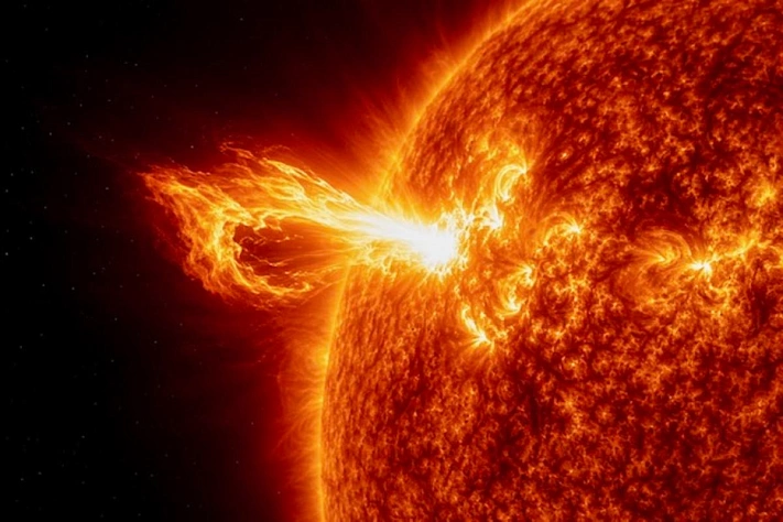 На Солнце произошла сильная вспышка класса M5.7