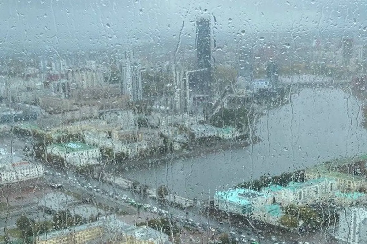 Москву накрыла неделя дождей, Петербург и Екатеринбург готовятся к грозам и граду