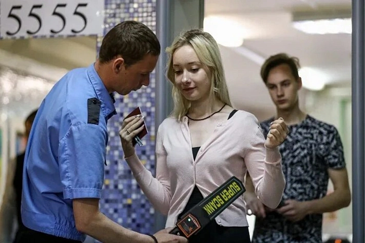 Рособрнадзор запретил досматривать школьников перед ЕГЭ