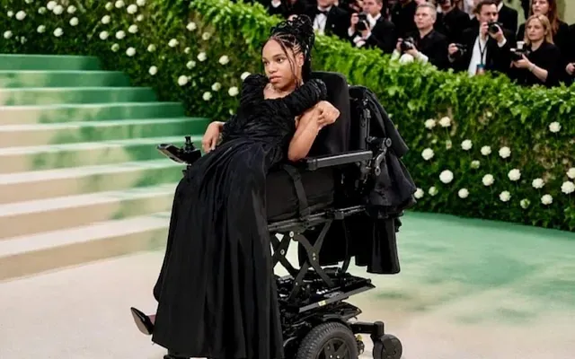 Модель на коляске впервые появилась на Met Gala