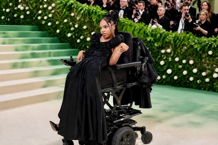 Модель на коляске впервые появилась на Met Gala