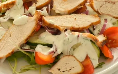 Салат с запечённой курицей и овощами – лёгкий и питательный ужин