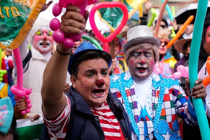 В Ла-Пасе клоуны вышли на массовый протест 