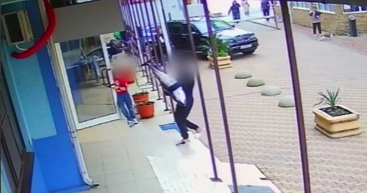 В Сочи задержали мужчину с мёртвым дельфином под мышкой