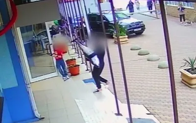 В Сочи задержали мужчину с мёртвым дельфином под мышкой
