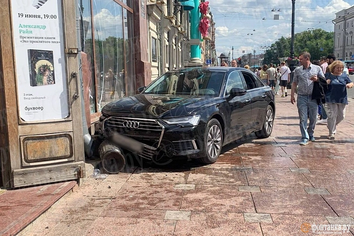 В Петербурге иномарка въехала в витрину книжного магазина