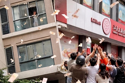 в китае деньги посыпались с неба, и новость оказалась печальнее видео